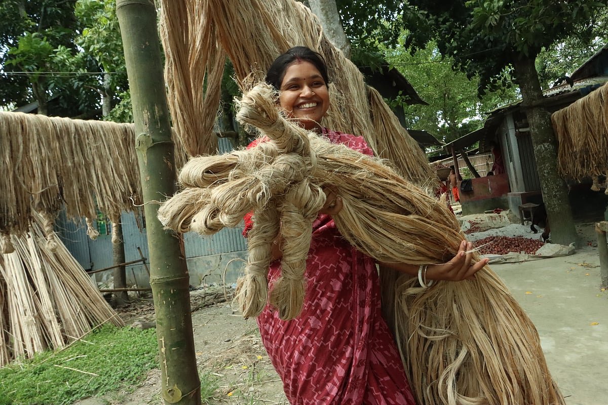 সোনালি আঁশে কৃষকের হাসি