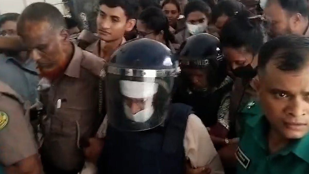 শুনানির সময় কাঠগড়ায় যেমন ছিলেন গাজী নজরুল ও তাঁর প্রথম স্ত্রী