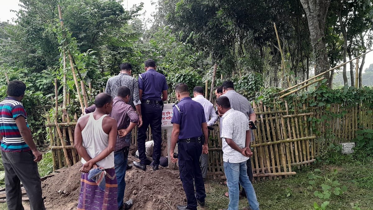 রাতের আঁধারে কুষ্টিয়ার সেই পীরের মরদেহ কবর থেকে উত্তোলন, পরে যা হলো