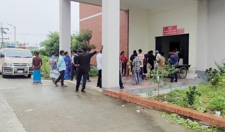 নলকায় বাসে ট্রাকের ধাক্কা, নিহত ২