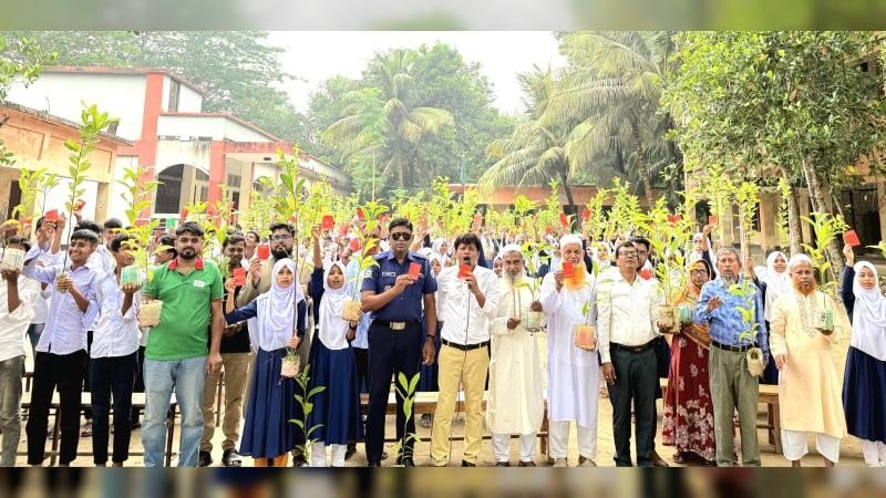 লাল কার্ড উঁচিয়ে মাদককে ‘না’ বলে শিক্ষার্থীদের দেশপ্রেমের শপথ