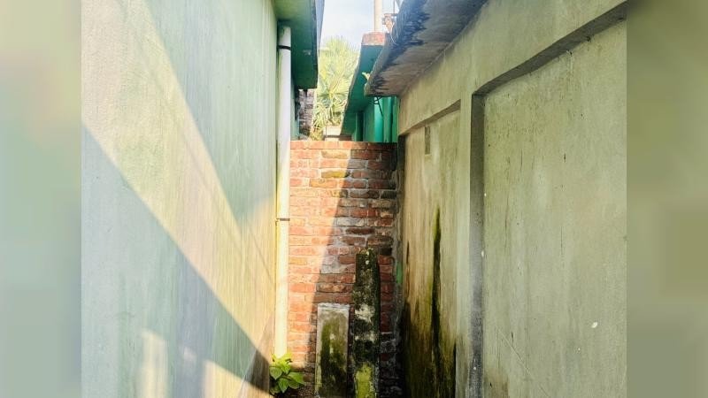 নাটোরের সিংড়ায় ২০ বছরের চলাচলের রাস্তা বন্ধ করে ইটের প্রাচীর, অবরুদ্ধ ৭ পরিবার
