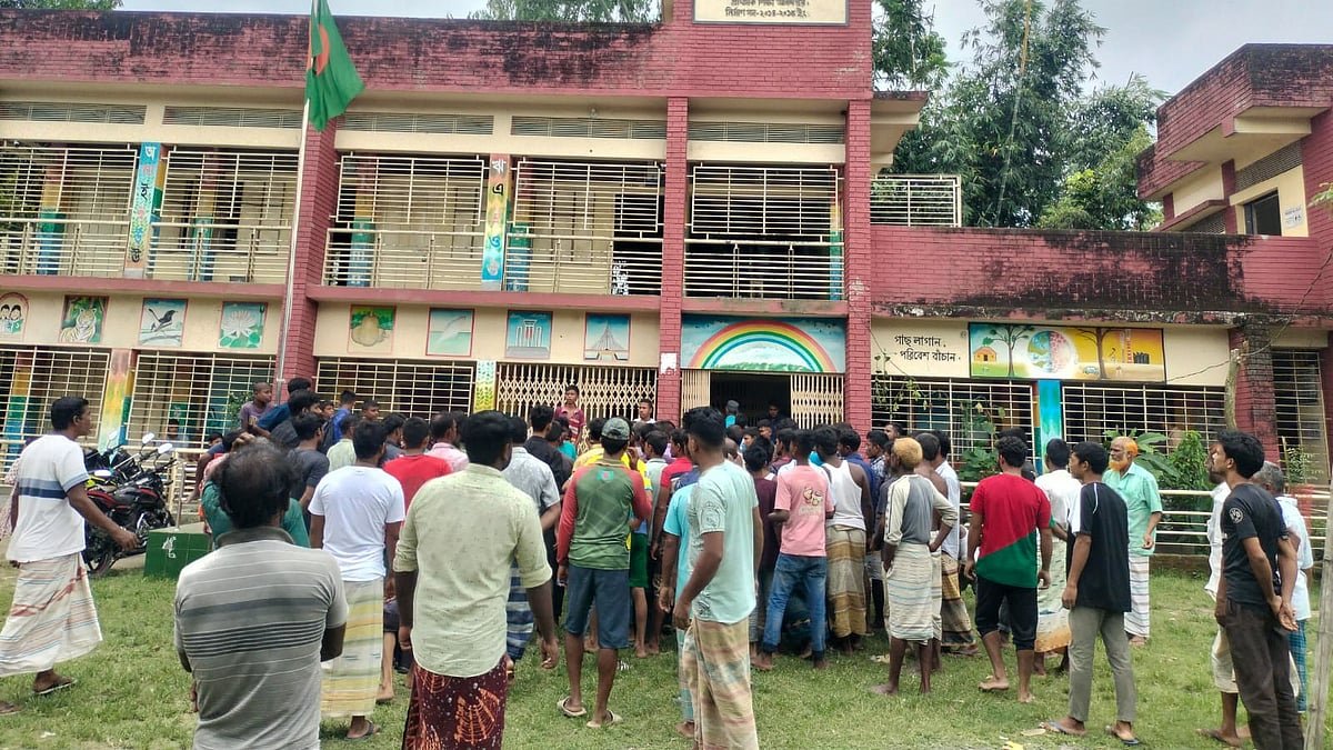 শিশুশিক্ষার্থীকে যৌন হয়রানির অভিযোগ, শিক্ষক পলাতক, অবরুদ্ধ শিক্ষা কর্মকর্তা
