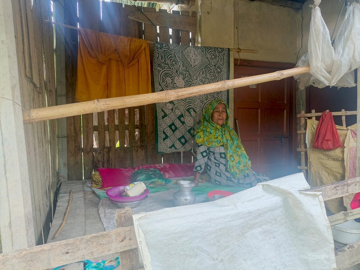 আলাদা বাড়িতে দুই ছেলের সংসার, মায়ের ঠাঁই জরাজীর্ণ ঘরে
