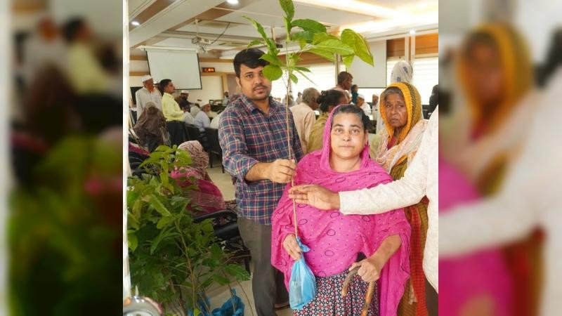 অভিযোগ শুনলেন জেলা প্রশাসক, সেবাপ্রত্যাশীদের হাতে তুলে দিলেন গাছের চারা