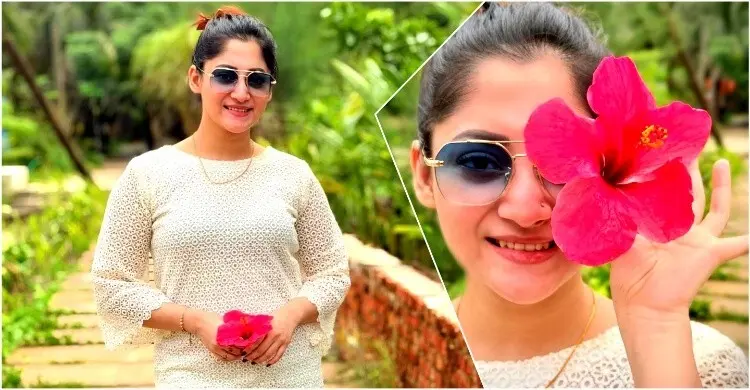 লাল জবা ফুলে মায়াবী পূজা চেরি, রোমান্টিক লুকে ছড়ালেন মুগ্ধতা