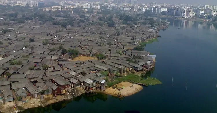 মাদক কারবারি ধরতে কড়াইল বস্তিতে চলছে অভিযান