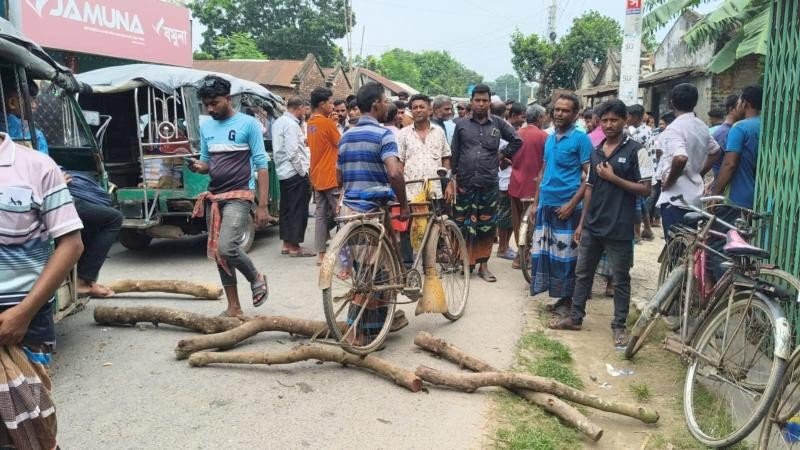 নায়েব আলী জোয়ার্দ্দারের সার ডিলারের বিরুদ্ধে কৃষকদের বিক্ষোভ, সড়ক অবরোধ