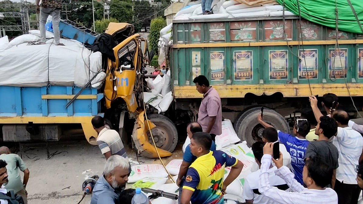 থেমে থাকা ট্রাকে পেছন থেকে আরেক ট্রাকের ধাক্কা, প্রাণ গেল ৩ জনের
