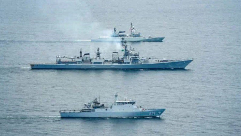 আরব সাগরে ভারতীয় ও পাকিস্তানি নৌবাহিনীর জাহাজের মধ্যে সংঘর্ষ