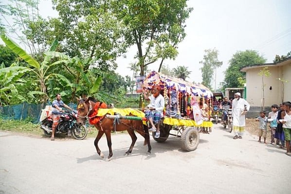 প্রিয় শিক্ষকের অশ্রুসজল ও বর্ণিল বিদায়