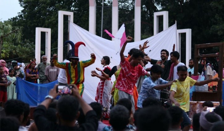প্যাকেটজাত খাবারের ঝুঁকি নিয়ে ঢাবিতে পথনাটক