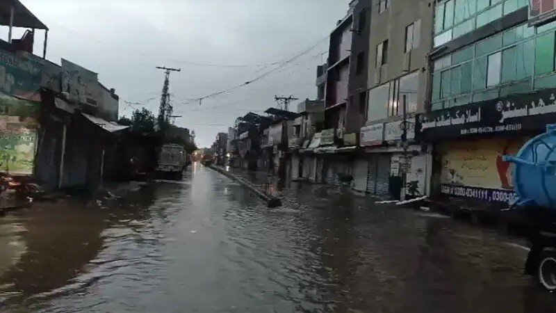 ভারী বৃষ্টিতে ডুবছে ইসলামাবাদ-রাওয়ালপিন্ডি, বন্ধ স্কুল; সরানো হচ্ছে বাসিন্দাদের