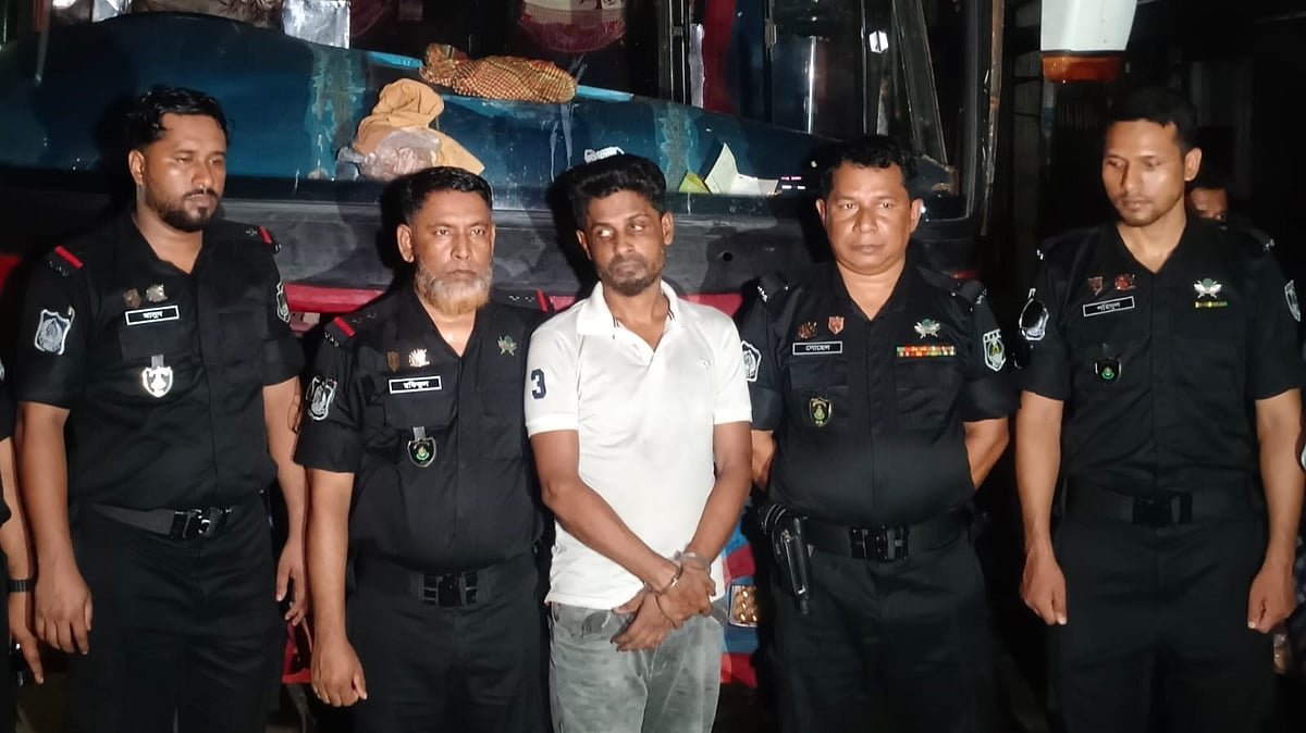 বাসে উঠে সন্দেহ হয় এরা যাত্রী নয়, কিছু দূর যেতেই বুকে ছুরি ধরে চায় ৫ লাখ টাকা