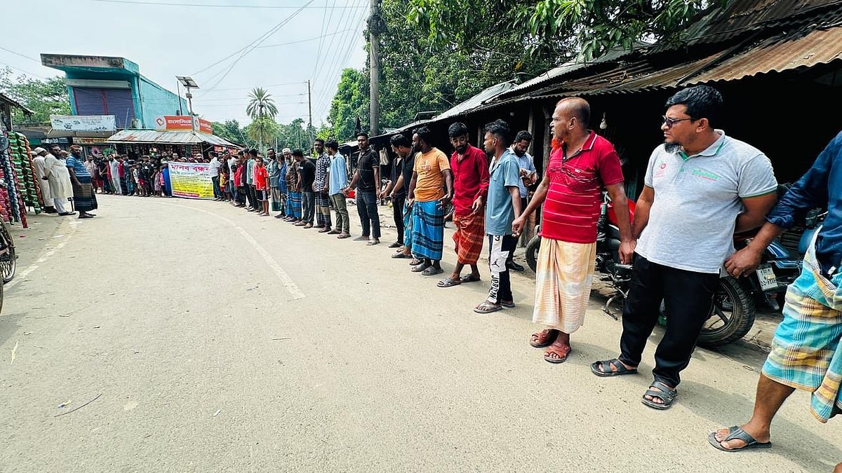 জোর করে বিষ খাইয়ে গৃহবধূকে হত্যার অভিযোগ, স্বামী-শ্বশুরের বিচারের দাবিতে মানববন্ধন