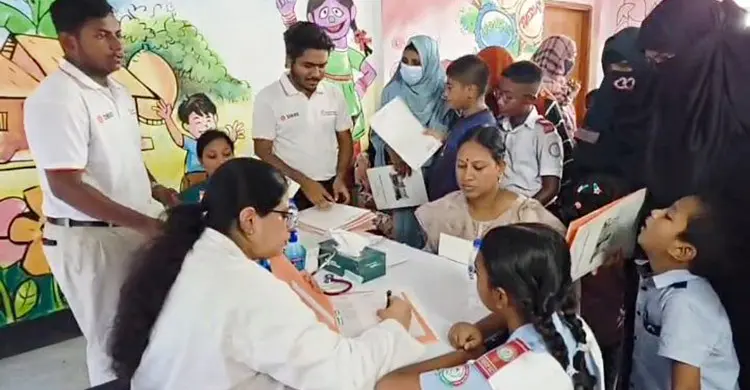 শিক্ষার্থী-অভিভাবকদের স্বাস্থ্যসেবা দিল আদমজী ক্যান্টনমেন্ট স্কুল