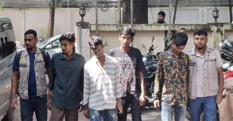 গেন্ডারিয়ায় মাদকের আধিপত্য নিয়ে গোলাগুলি, অস্ত্রসহ গ্রেফতার ৪