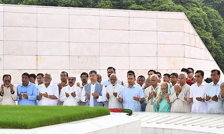 বিএনপির প্রতিষ্ঠাবার্ষিকীতে মা–বাবার কবরে প্রধানমন্ত্রীর শ্রদ্ধা