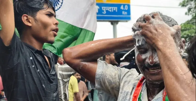 পুলিশের জলকামানের পানিতে বিক্ষোভকারীদের গোসল!