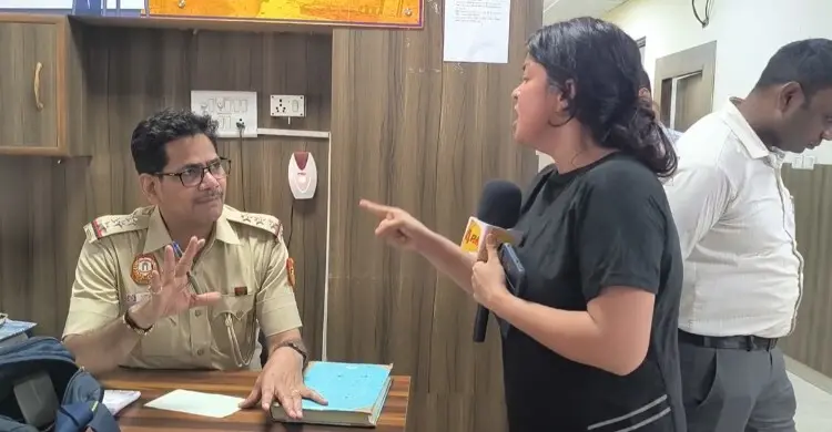 দুর্নীতি নিয়ে প্রশ্ন করায় ২ নারী সাংবাদিককে মারধরের অভিযোগ