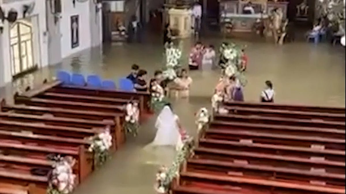 বন্যার কারণে বিয়ে পেছাননি, কোমরপানিতেই সারলেন অনুষ্ঠান