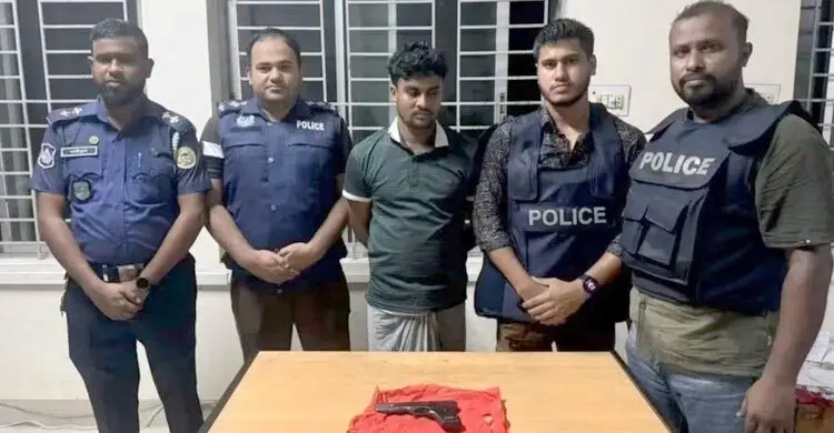 আইনশৃঙ্খলা বাহিনীর লুট হওয়া পিস্তলসহ ছাত্রদল নেতা গ্রেফতার