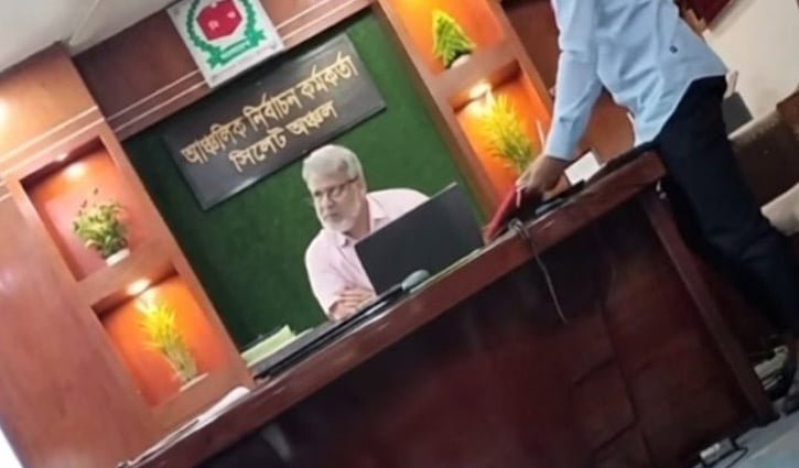 নির্বাচন অফিসে সেবা চেয়ে কর্মকর্তার চড় খেলেন প্রবাসী