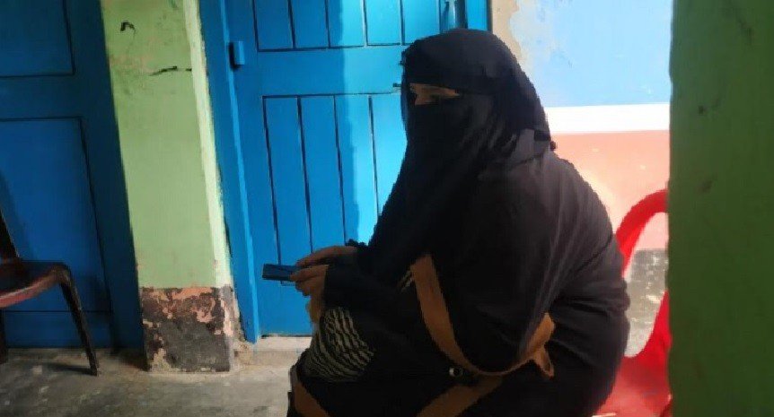 প্রেমিকের বাড়িতে জমজ দুই বোনের বিয়ের দাবিতে অনশন