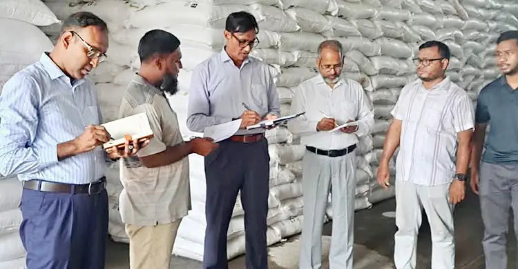 রাজশাহীতে সারের সংকট নেই, গুদামে পর্যাপ্ত মজুত: বিভাগীয় কমিশনার