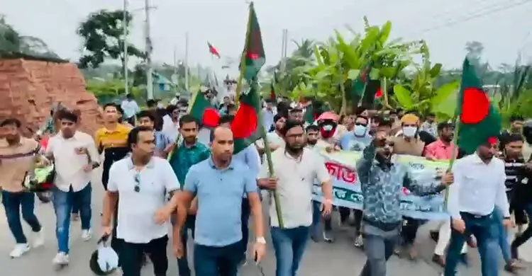 দিনের আলোতে নিষিদ্ধ ঘোষিত ছাত্রলীগের মিছিল, জানে না পুলিশ