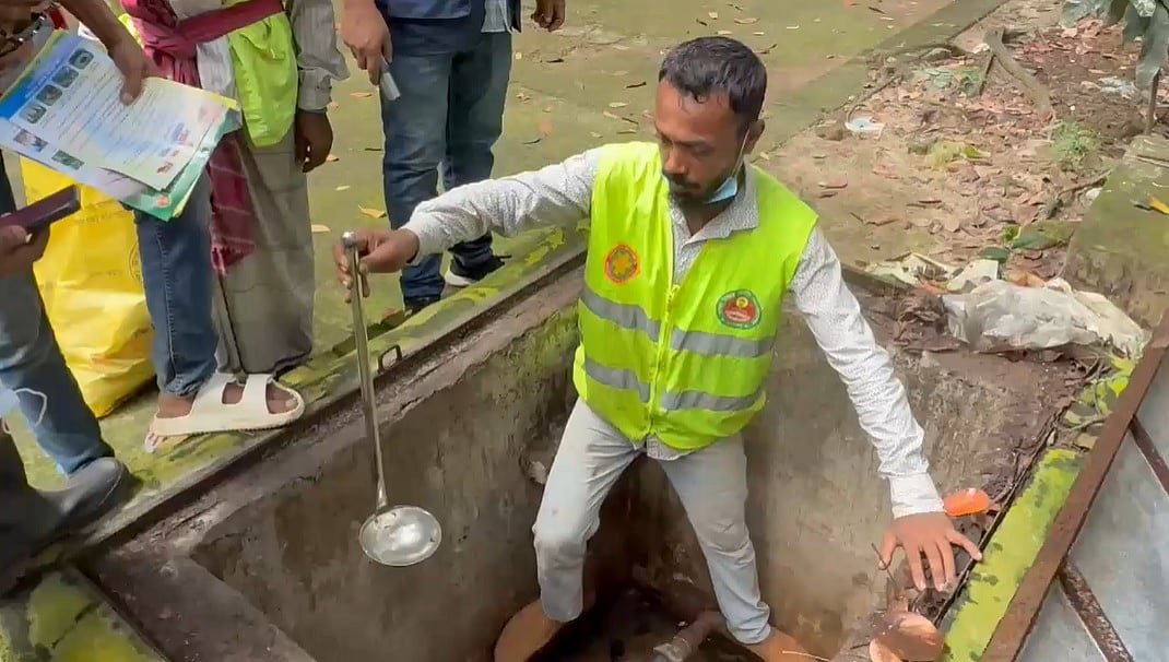ওয়াসার মিটার বাক্স: চামচে তুলে আনা পানিতে কিলবিল করছিল মশার লার্ভা