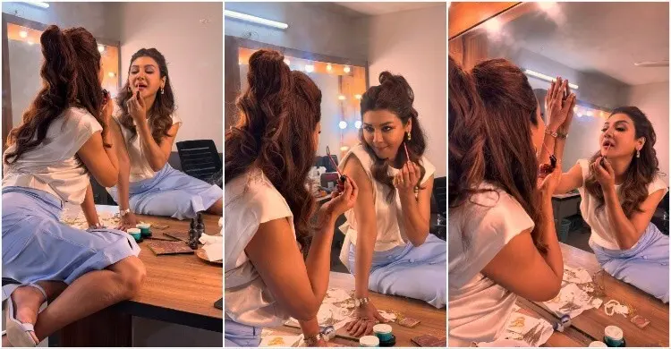 হাতে লিপস্টিক, আয়নায় নিজেকে দেখে হাসছেন জয়া আহসান