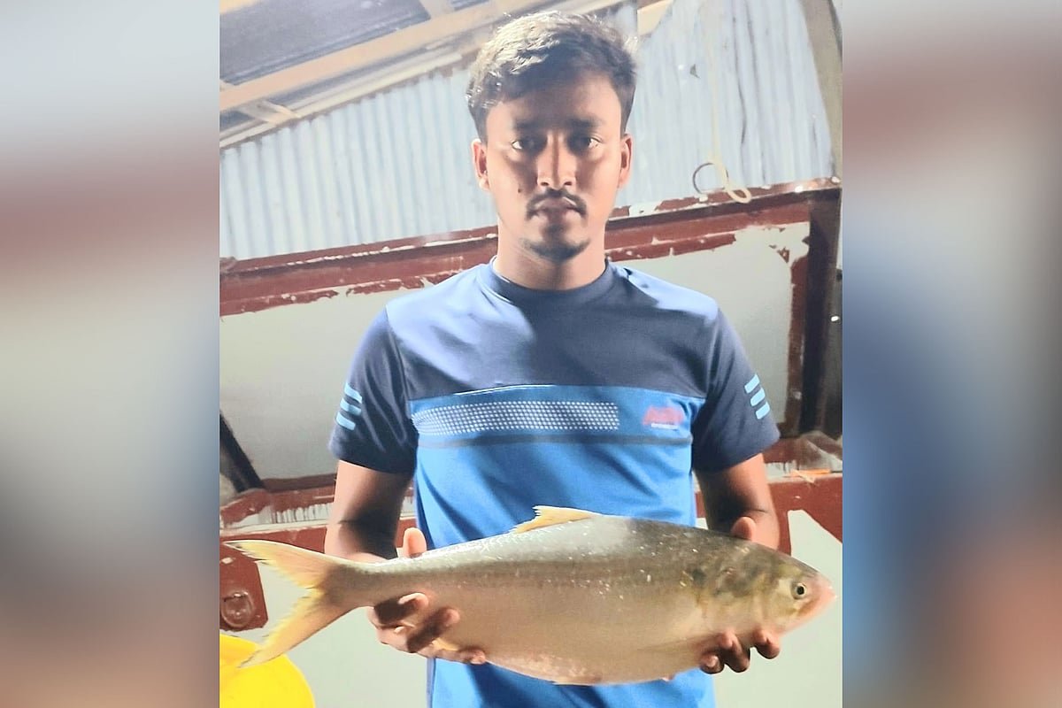 আড়াই কেজির ‘রাজা ইলিশ’ ২০ হাজার টাকায় বিক্রি
