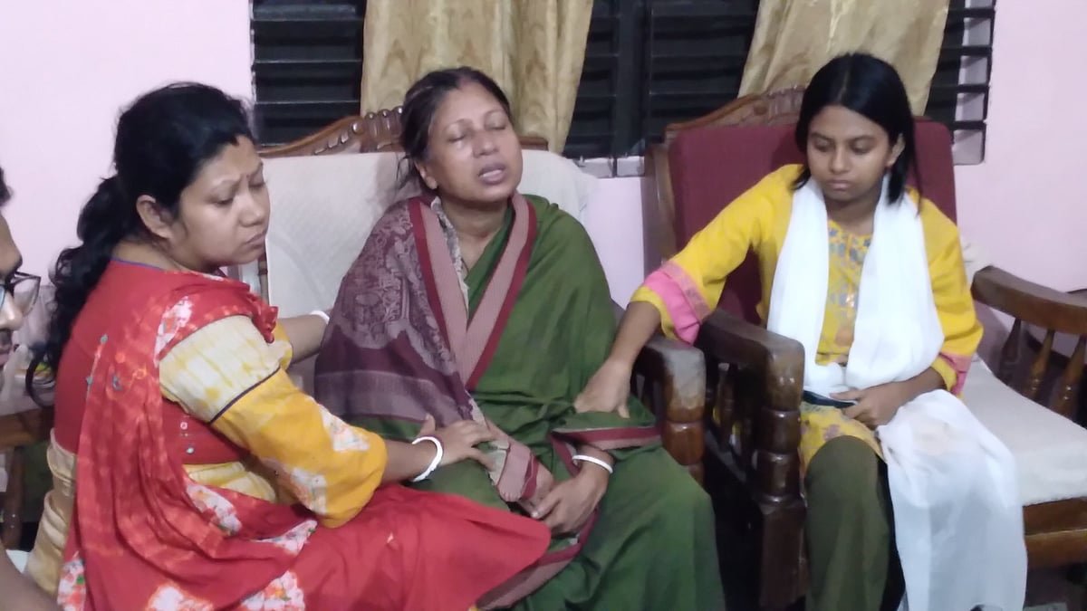 চুয়েট শিক্ষার্থীর লাশের পাশে মায়ের আহাজারি, ‘এত তাড়াতাড়ি কেন ঘুমিয়ে পড়লি বাবা’