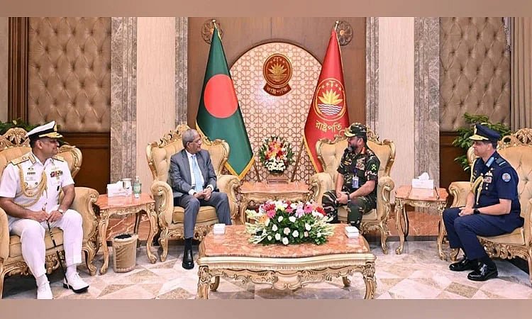 রাষ্ট্রপতির সঙ্গে তিন বাহিনীর প্রধানদের সৌজন্য সাক্ষাৎ  