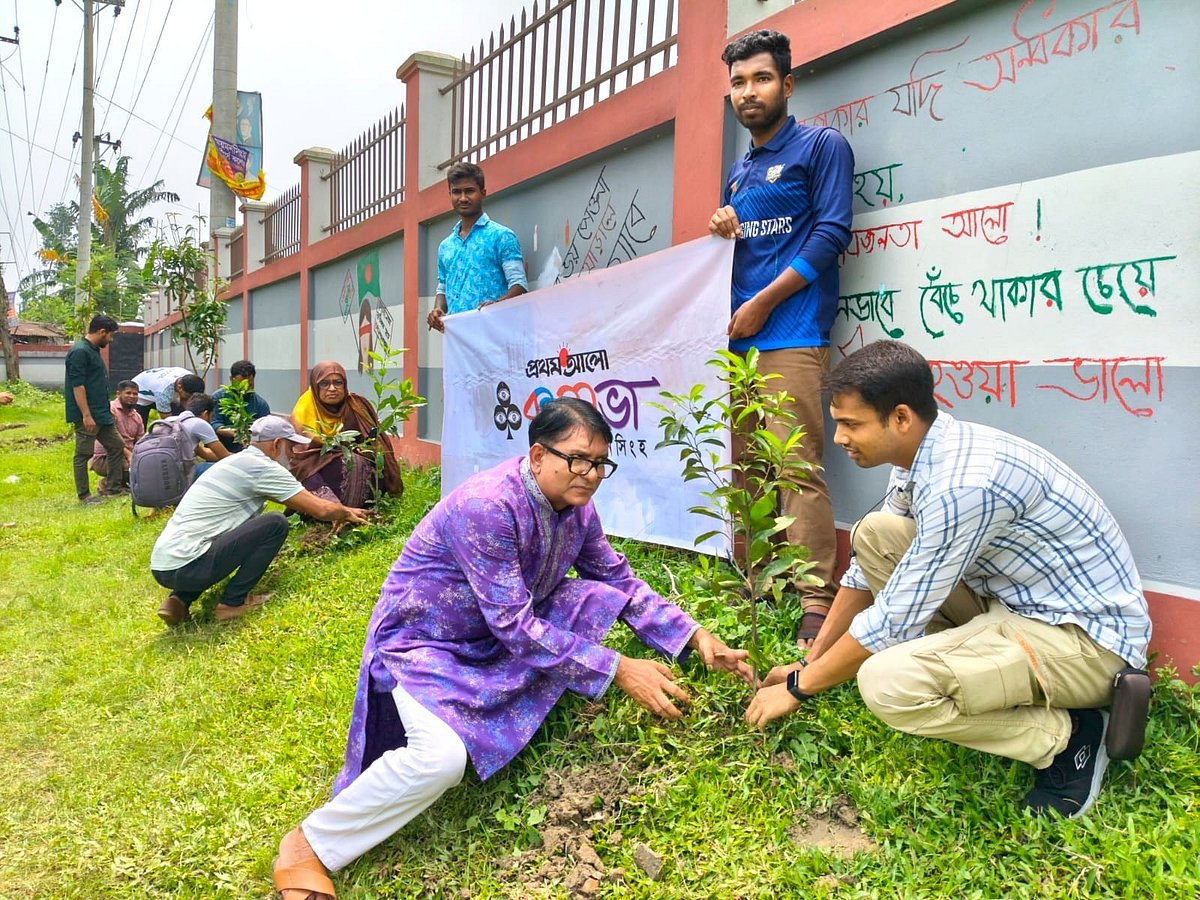 তিন হাজার চারা রোপণ ও বিতরণ করল ময়মনসিংহ বন্ধুসভা