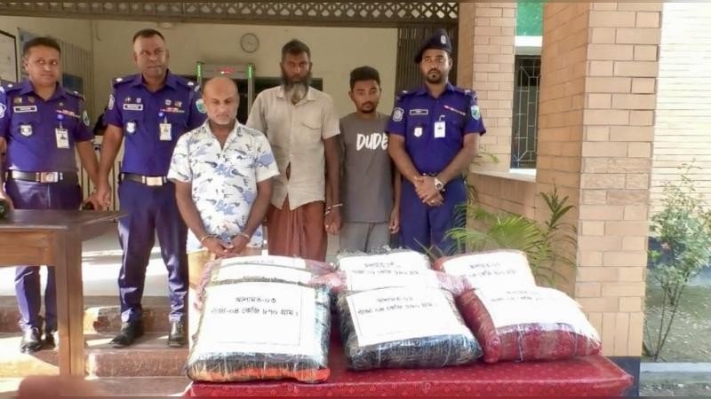 নাটোরে দূর্ঘটনা কবলিত সিএনজিতে মিলল ৩৩কেজি গাঁজা, আটক ৩