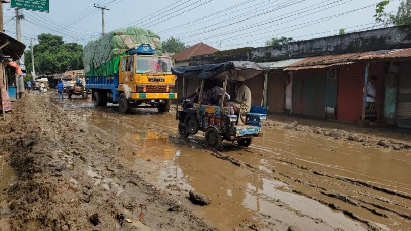 মাইকিং করে রাস্তা বন্ধের ঘোষনা, রাস্তা খুঁড়ার ফলে সাধারণ মানুষের চরম দুর্ভোগ