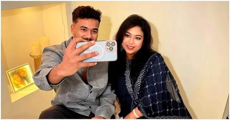 ক্রিকেটার তাসকিনের সেলফিতে শাবনূর, হলো আড্ডা-পার্টিও