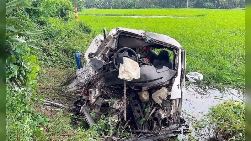নাটোরে কাভার্ড ভ্যান-মরদেহবাহী অ্যাম্বুলেন্স সংঘর্ষ, আহত ৮