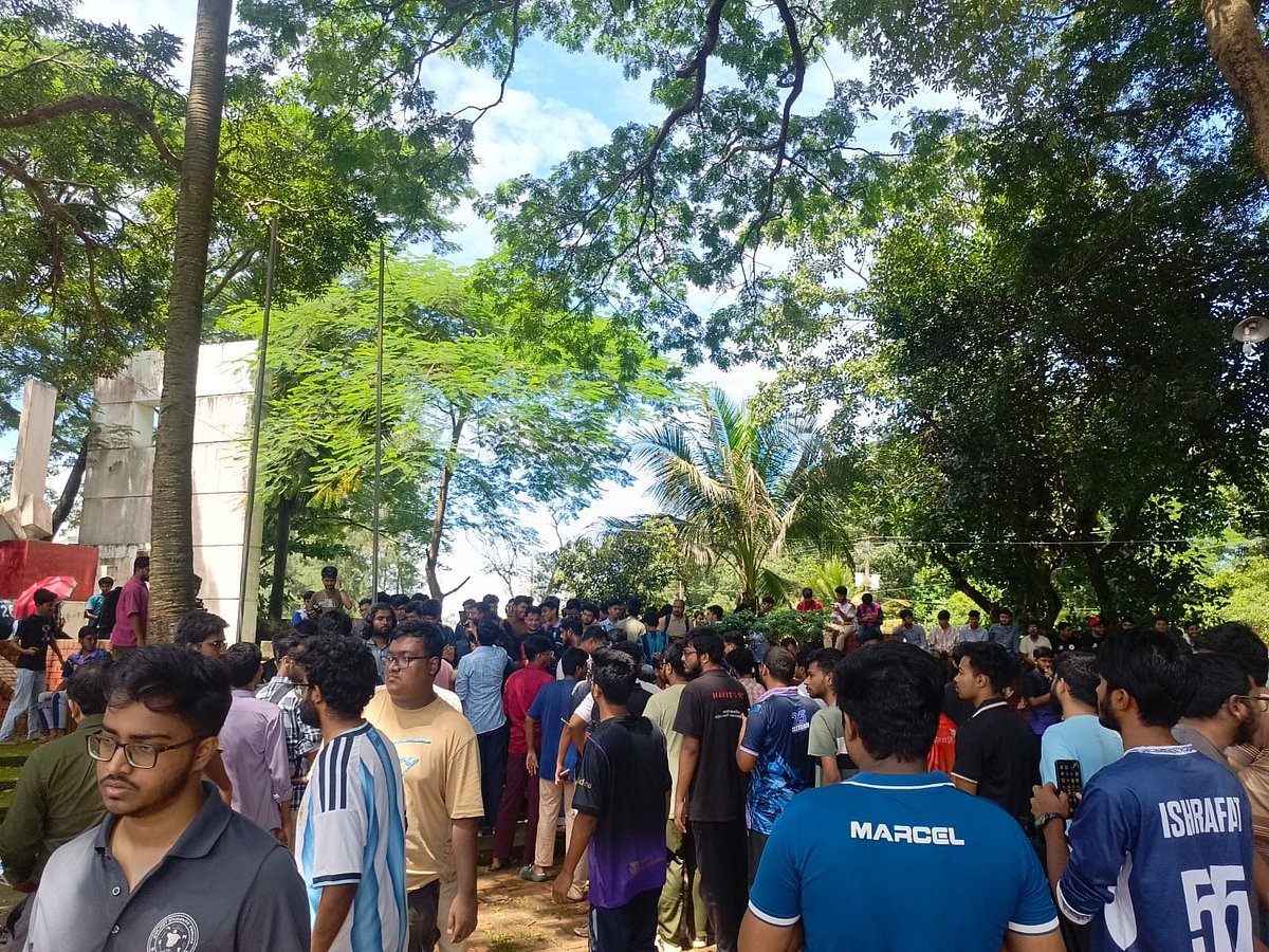 চুয়েটে ফটক আটকে চলছে শিক্ষার্থীদের বিক্ষোভ, গণস্বাক্ষর কর্মসূচি