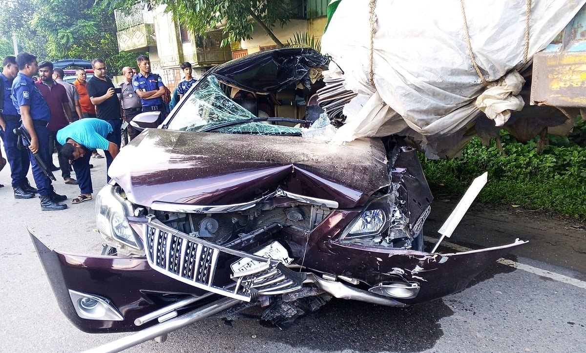 জামালপুরে ট্রাকের পেছনে প্রাইভেট কারের ধাক্কা, রড ঢুকে বিচারকের মৃত্যু
