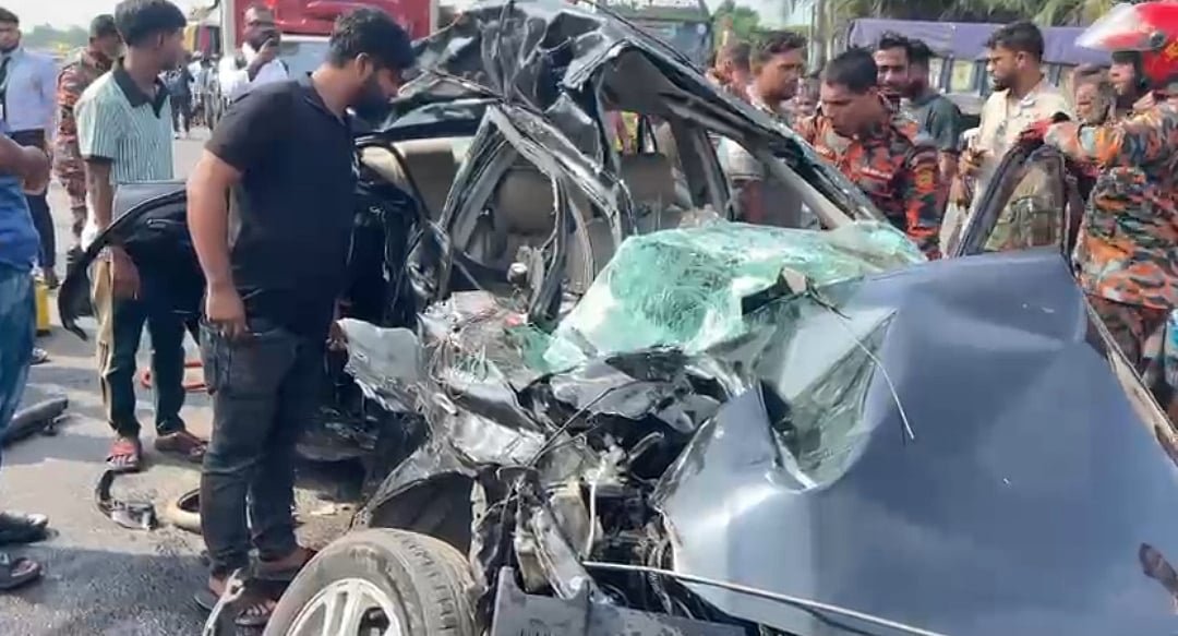 উল্টো পথে লেনে উঠছিল প্রাইভেট কার, বাসের ধাক্কায় নিহত ৪