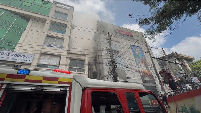 ধানমন্ডি ২৭-এ এপেক্সের গোডাউনে আগুন, নিয়ন্ত্রণে ফায়ার সার্ভিসের ৪ ইউনিট