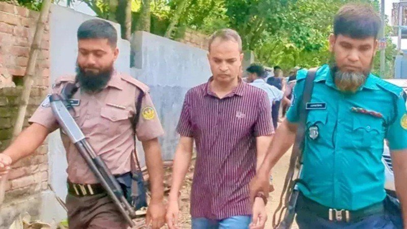 নারীসহ ফ্ল্যাটে সাবেক ওসি, ধরিয়ে দিলেন ‘ষষ্ঠ স্ত্রী’