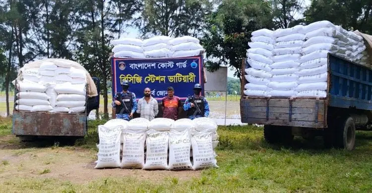মিয়ানমারে পাচারের সময় তিন ট্রাক সার উদ্ধার, আটক ২