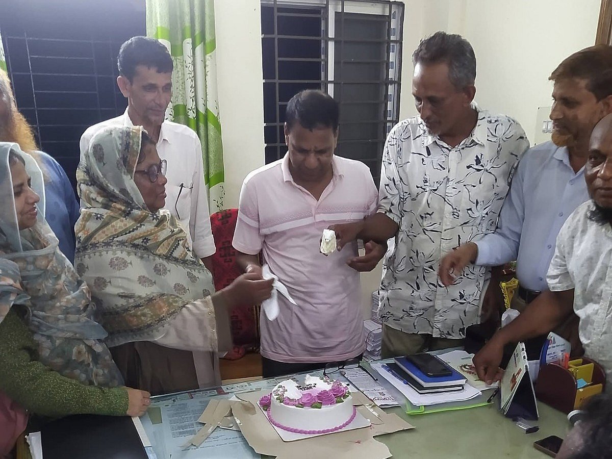 নিজ দপ্তরে শিক্ষা কর্মকর্তার জন্মদিন উদ্‌যাপন, শিক্ষক–কর্মচারীদের নিয়ে কাটলেন কেক
