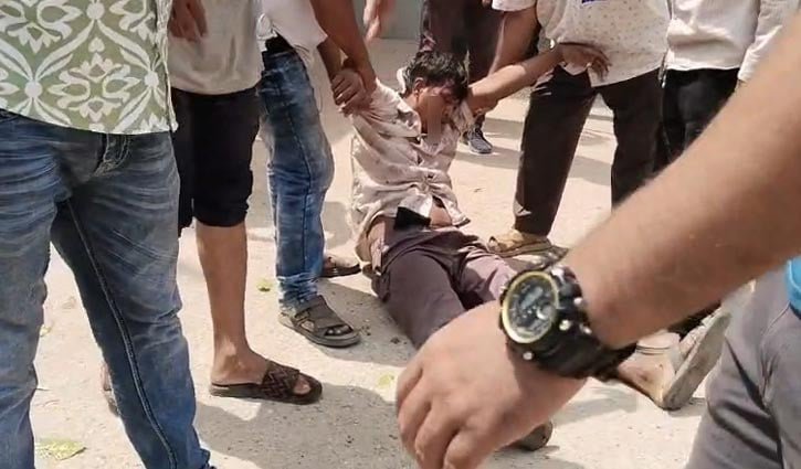 দিনাজপুরে থানার গেটে দুই পক্ষের সংঘর্ষ, আহত ১২