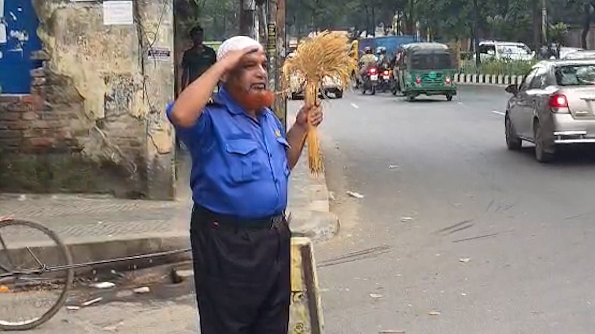 চাকরি নেই, তবু প্রধানমন্ত্রীকে দেখতে রোজ সড়কে দাঁড়ান আবদুস সালাম