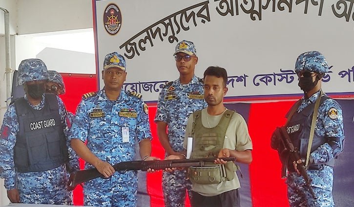 সুন্দরবনে ১২ বনদস্যুর আত্মসমর্পণ, স্বাভাবিক জীবনে ফেরার আহ্বান